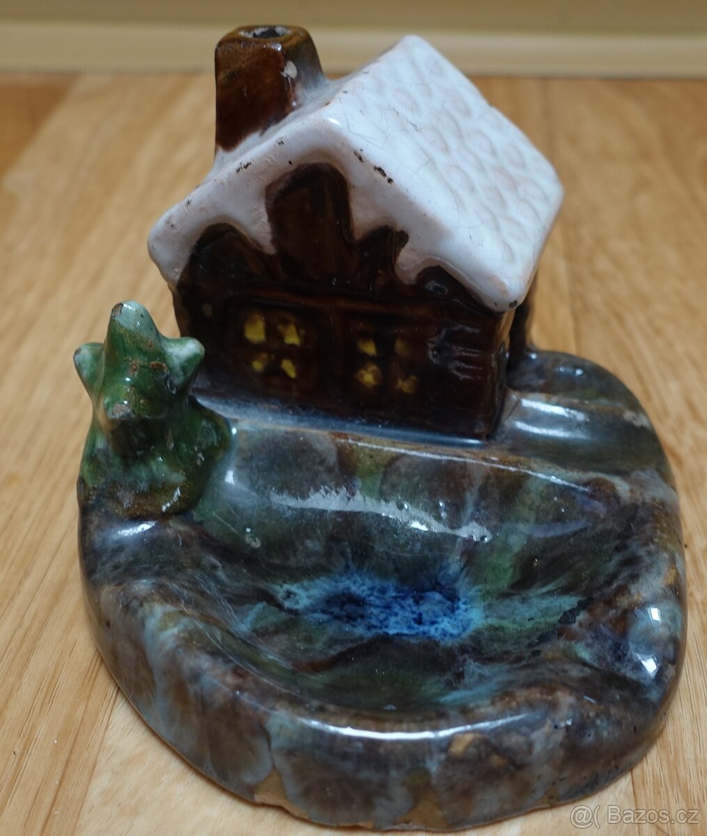Starý krásný porcelánový popelník - Kouřící domeček