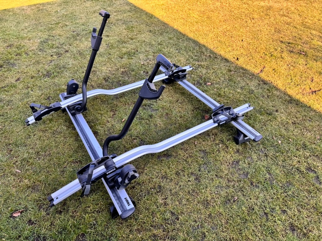 Kompletní set - střešní nosič kole Thule pro VW Passat B8