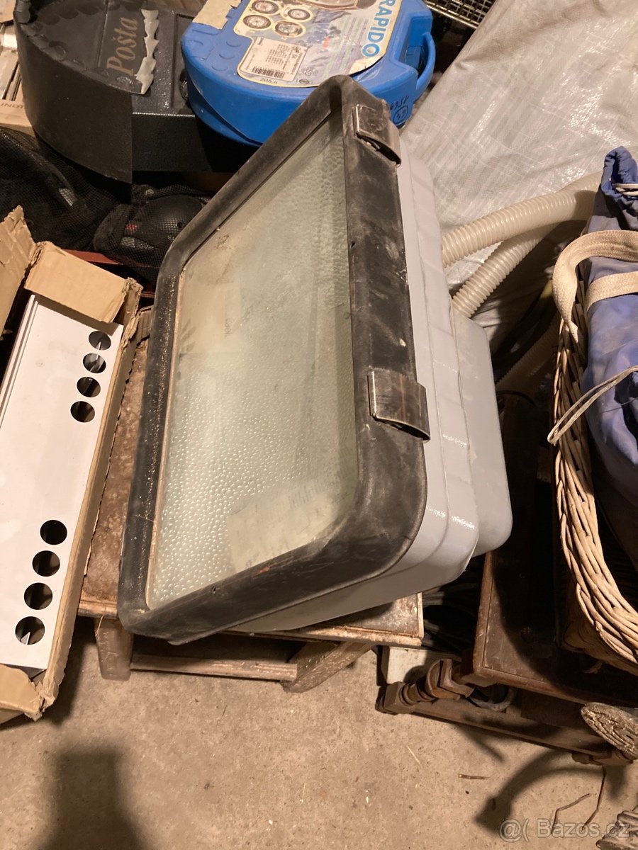 Hodne velka halogenova lampa