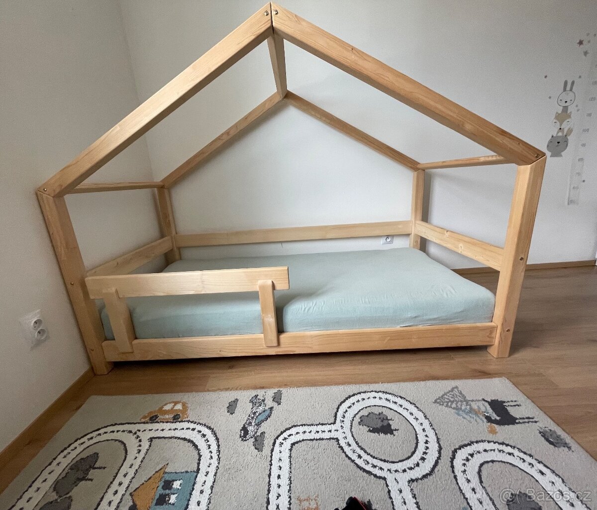 Dětská domečková postel z masivu s matrací 180x90