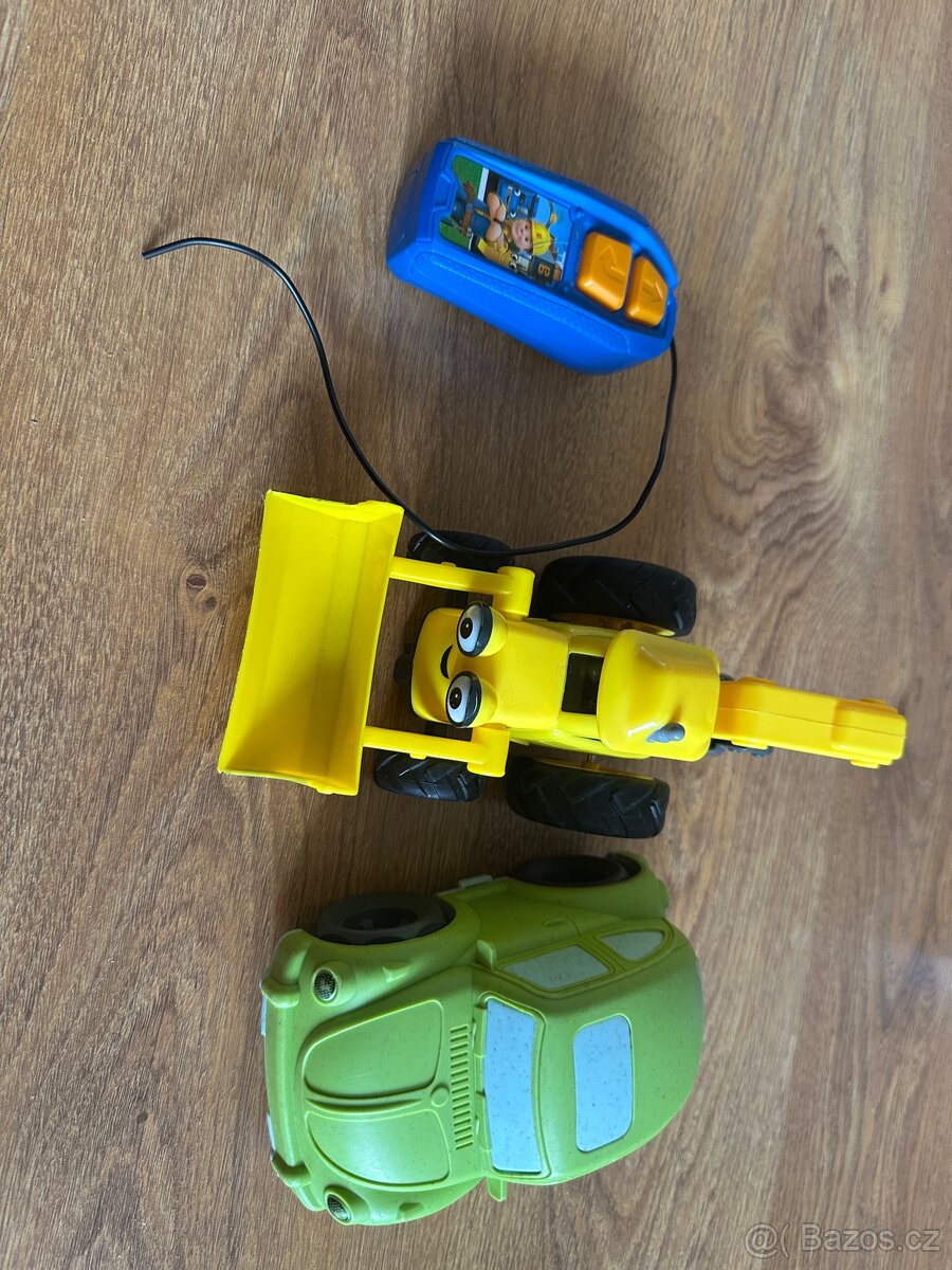 Bagr na ovládání a auto