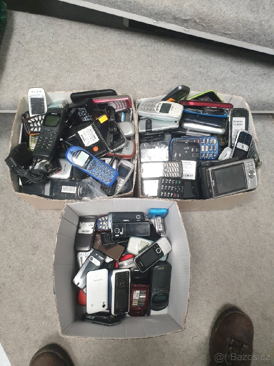 300 mobilů na recyklaci, těžbu zlata, náhradní díly