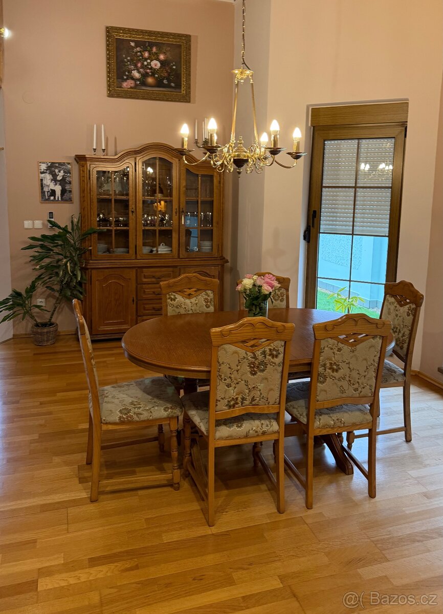 Jídelní stůl s židlemi a jídelní komoda