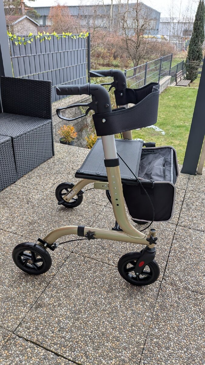 Odlehčené čtyřkolové skládací chodítko DMA