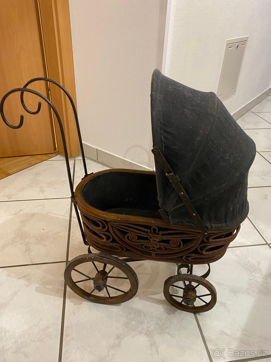 Starožitný kočárek na panenky