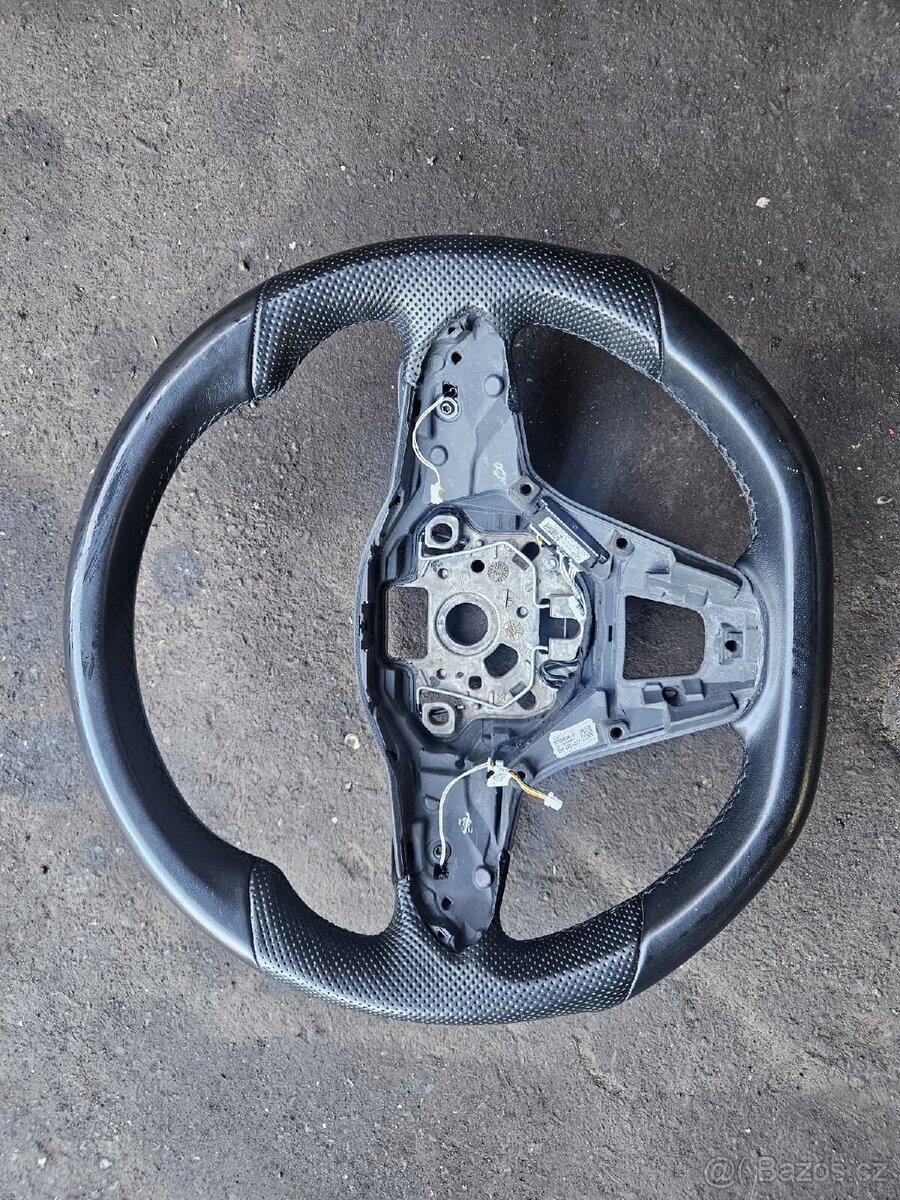 VW golf 8 volant perforovaná kůže