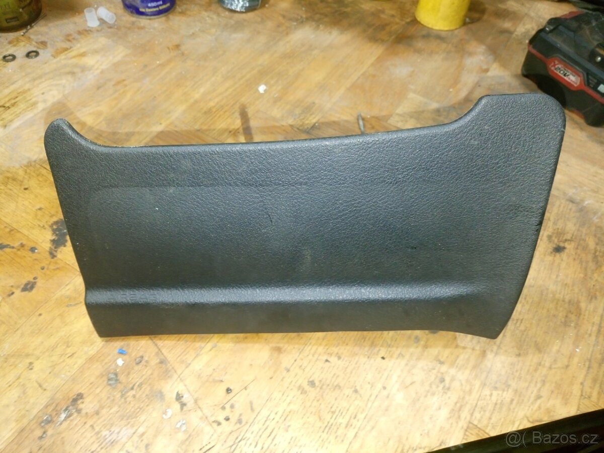 Peugeot 407 kolenní airbag