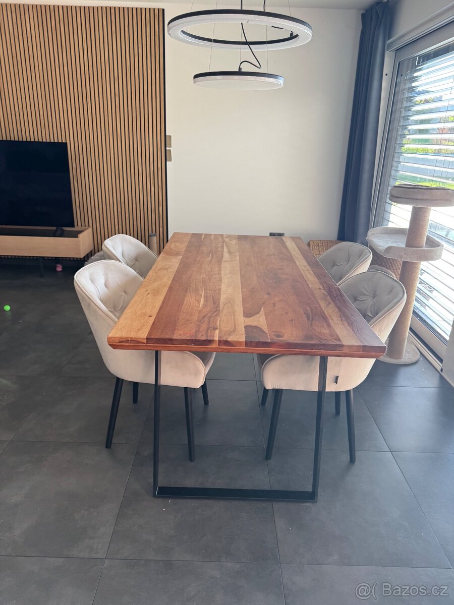 Kuchyňský stůl dřevo