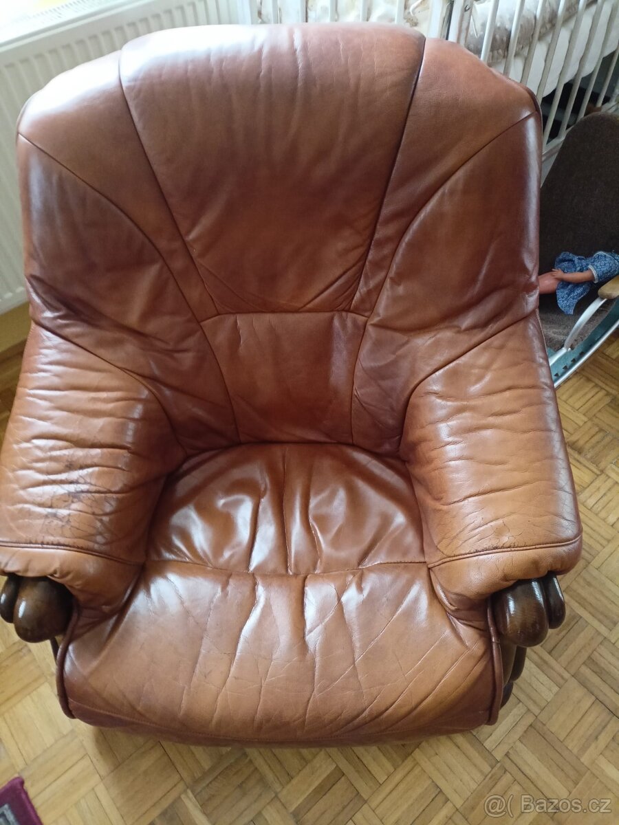 Prodám použitou sedací soupravu z imitace kůže.