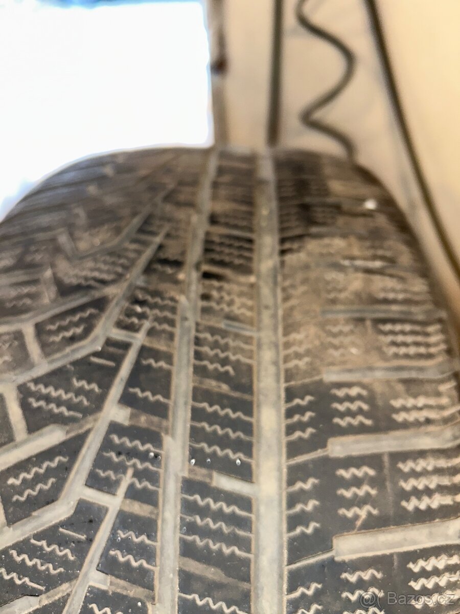 Prodam pneu zimni hankook 215/50 R17