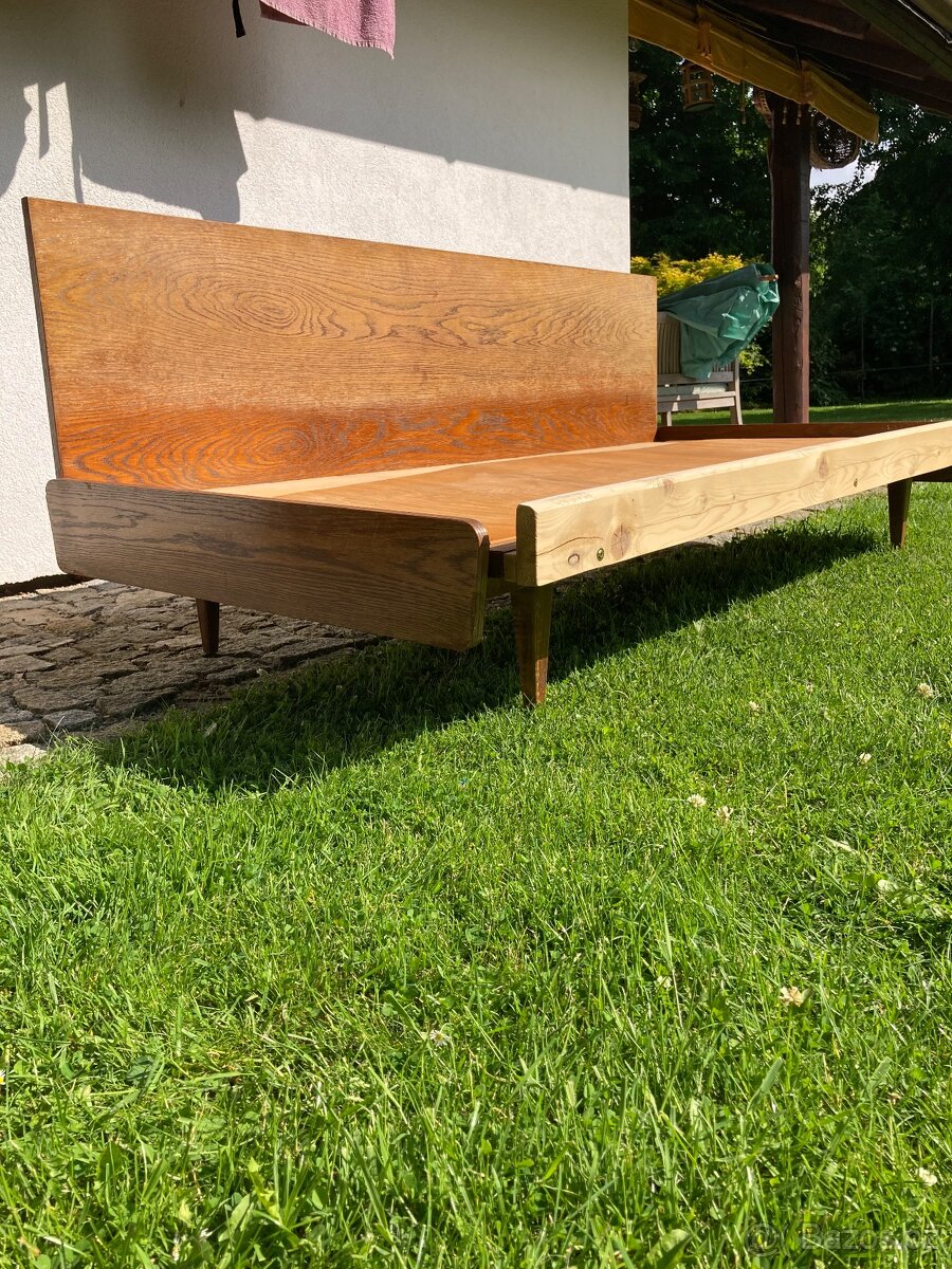 Retro rozkládací gauč
