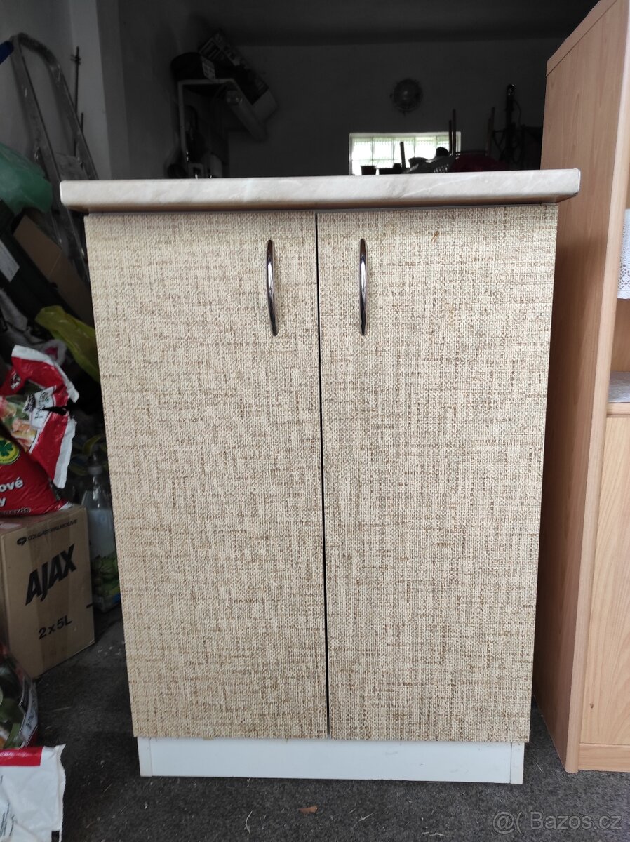 Skříňka s kuchyňskou deskou