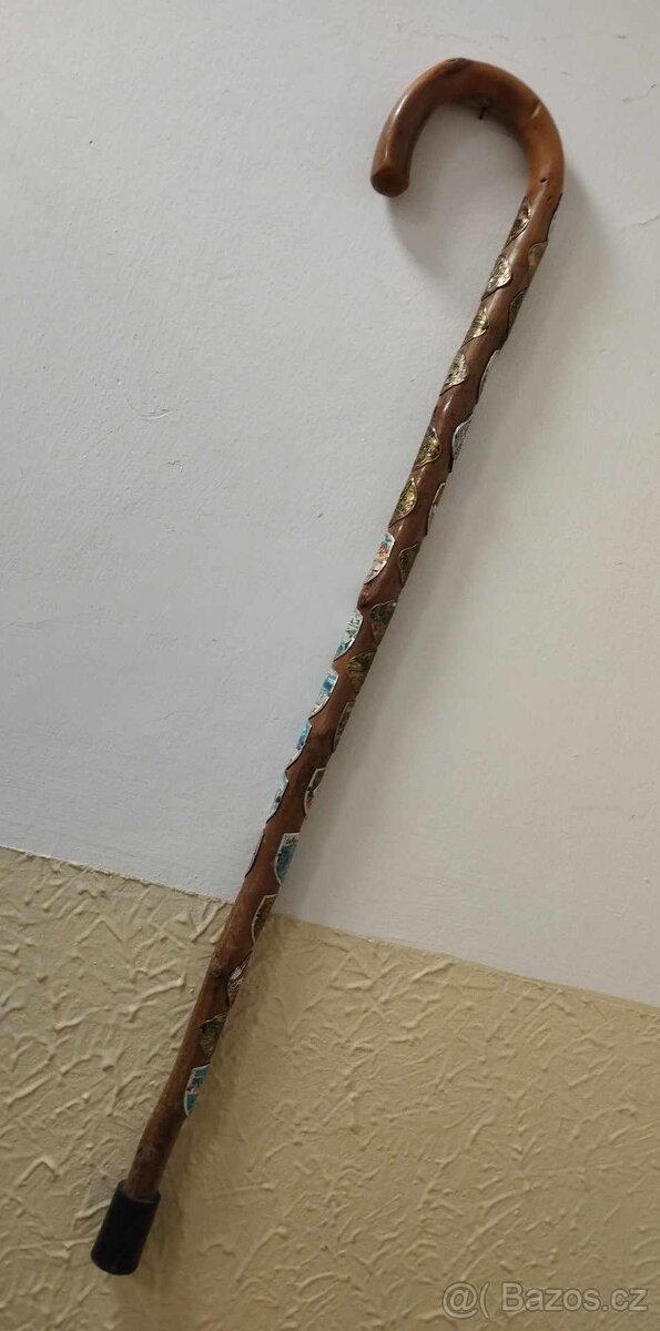 Stará dřevěná hůl 86 cm s turistickými štítky.