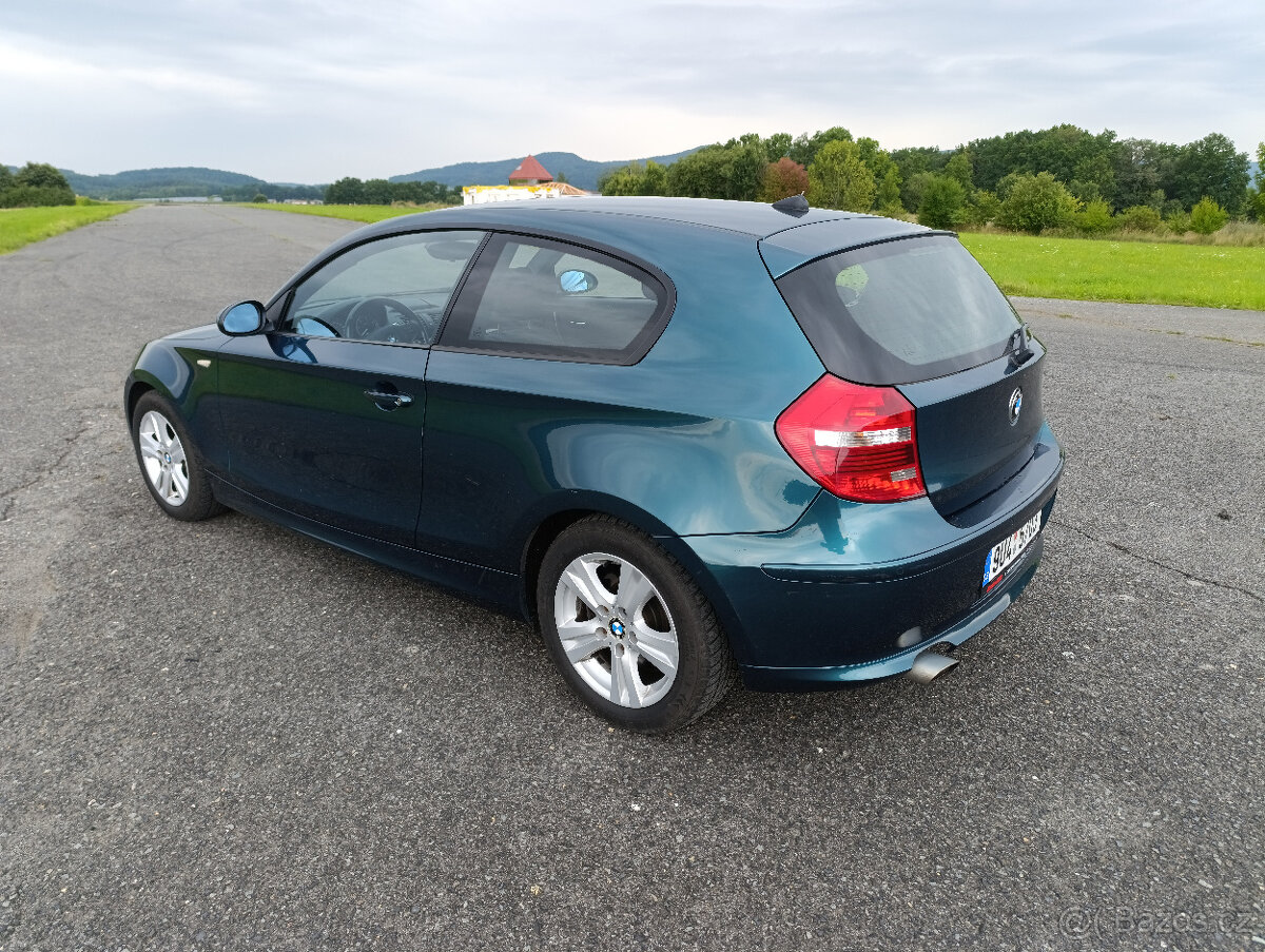 BMW e81 118D automat, xenony, tažné, navi, serviska