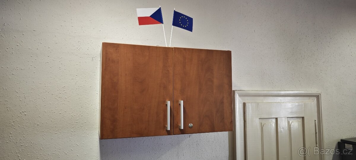 skříňka na zeď