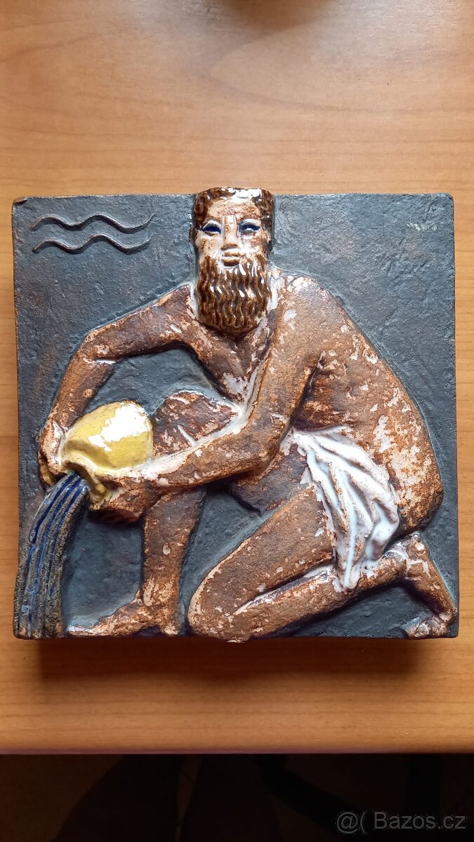 KERAMICKÝ RELIÉF – VODNÁŘ (JIHOKERA BECHYNĚ, 70. LÉTA)