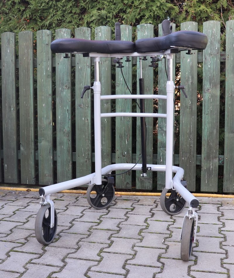 Chodítko s opěrnou deskou.