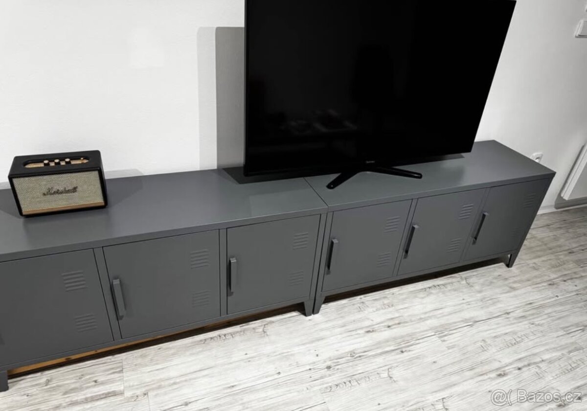 Kovový TV stolek
