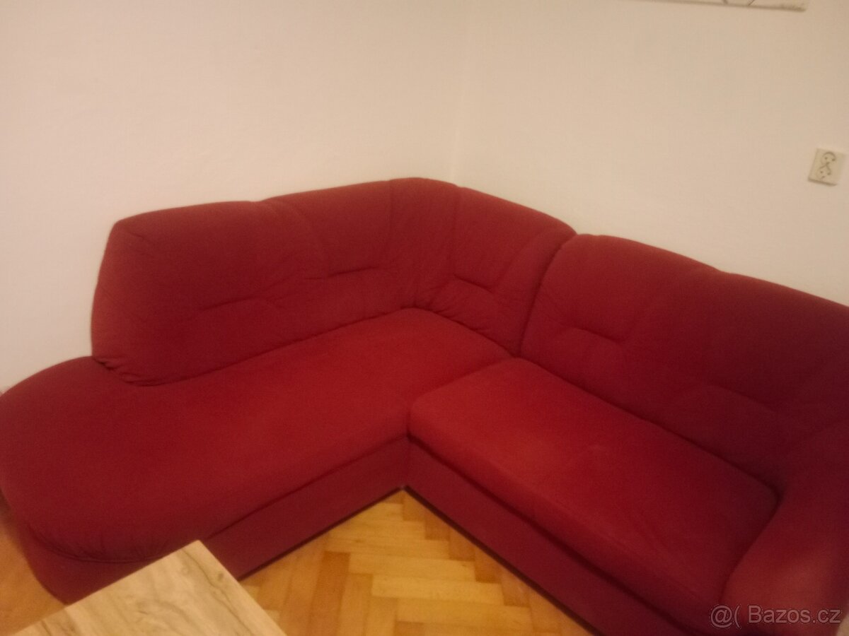 Gauč ve tvaru L. Bezvadný.