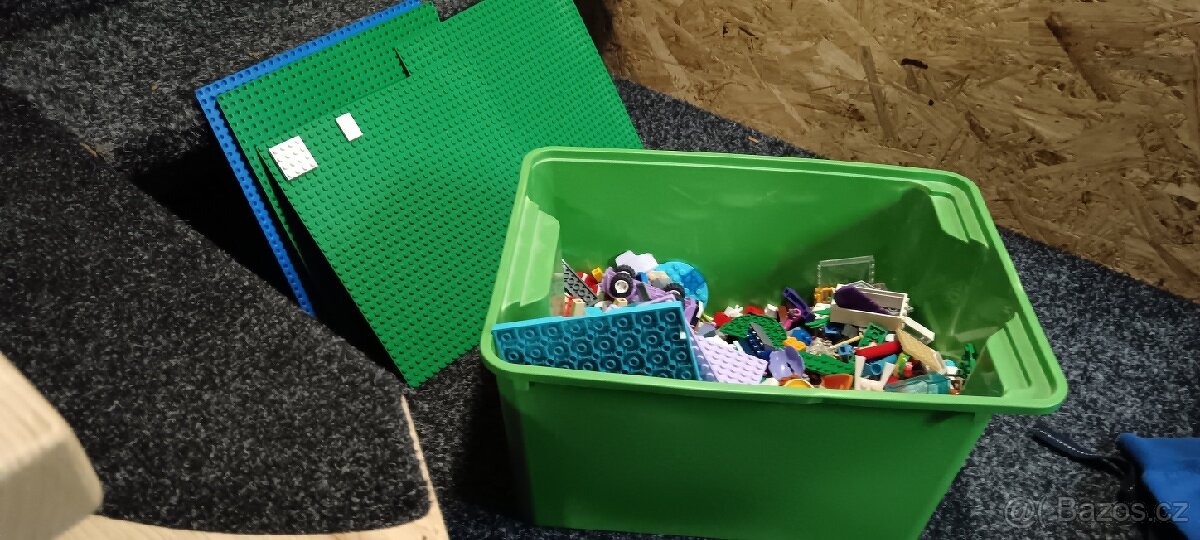 Lego plná krabice