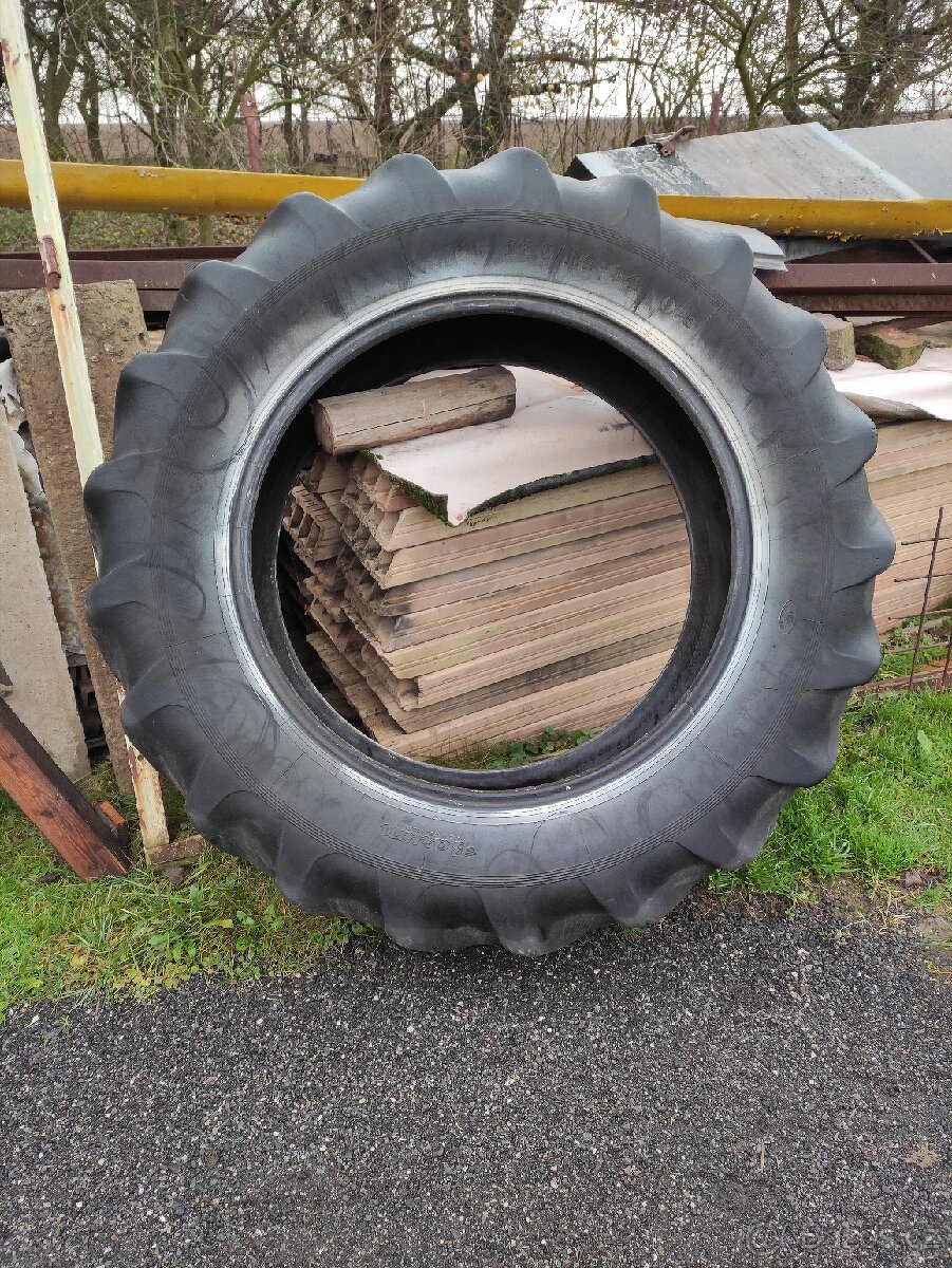 Prodám dvě zadní traktorové pneumatiky 16,9 x 34