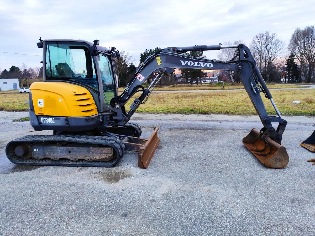 Bagr Volvo, 5000kg, 3x lyžica.