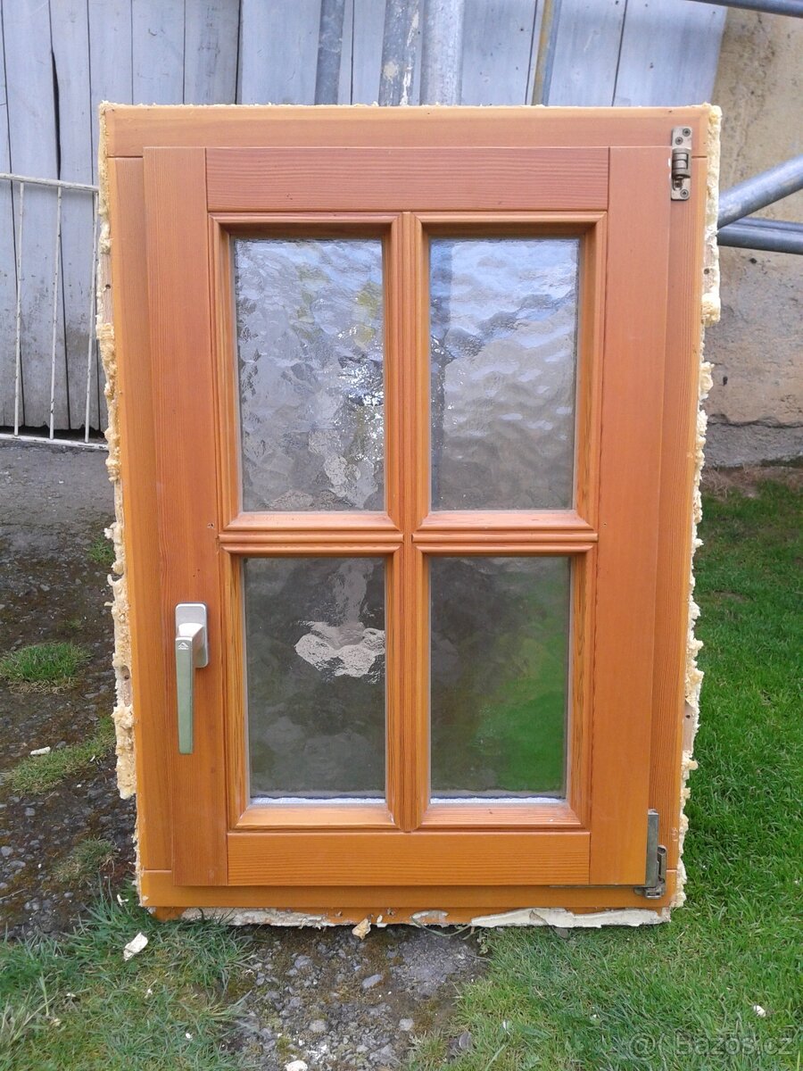 2 kusy - Dřevěné modřínové okno 60 x 88 cm neprůhledné
