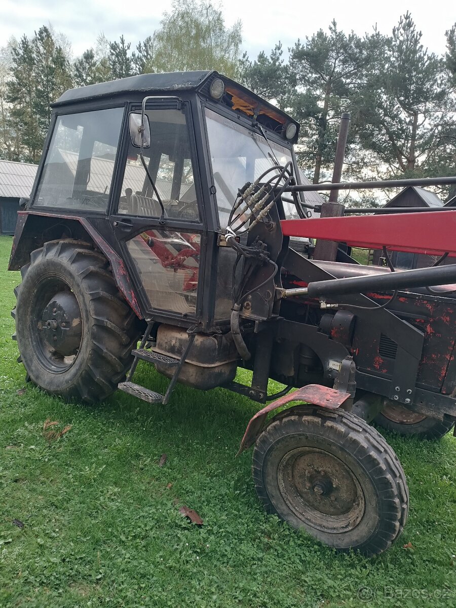 Zetor 7011 s předním nakladačem