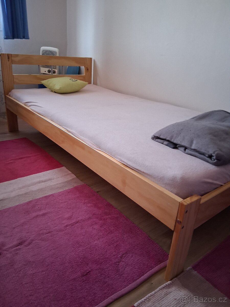 borovicová postel s matrací