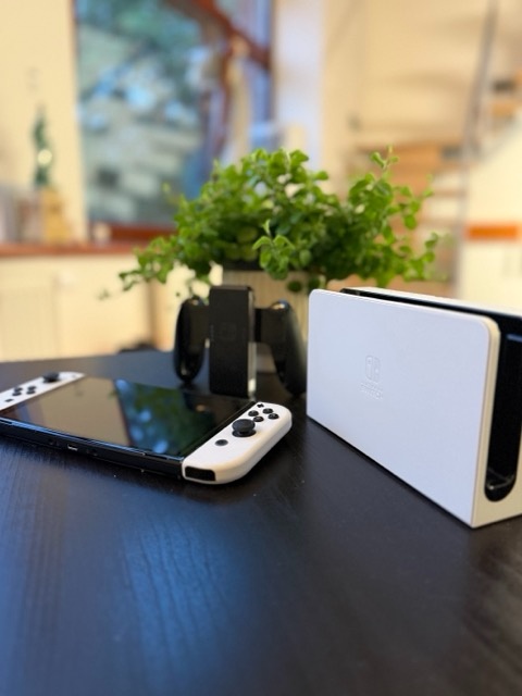 Nintendo Switch OLED + dok + bílé Joy-Con
