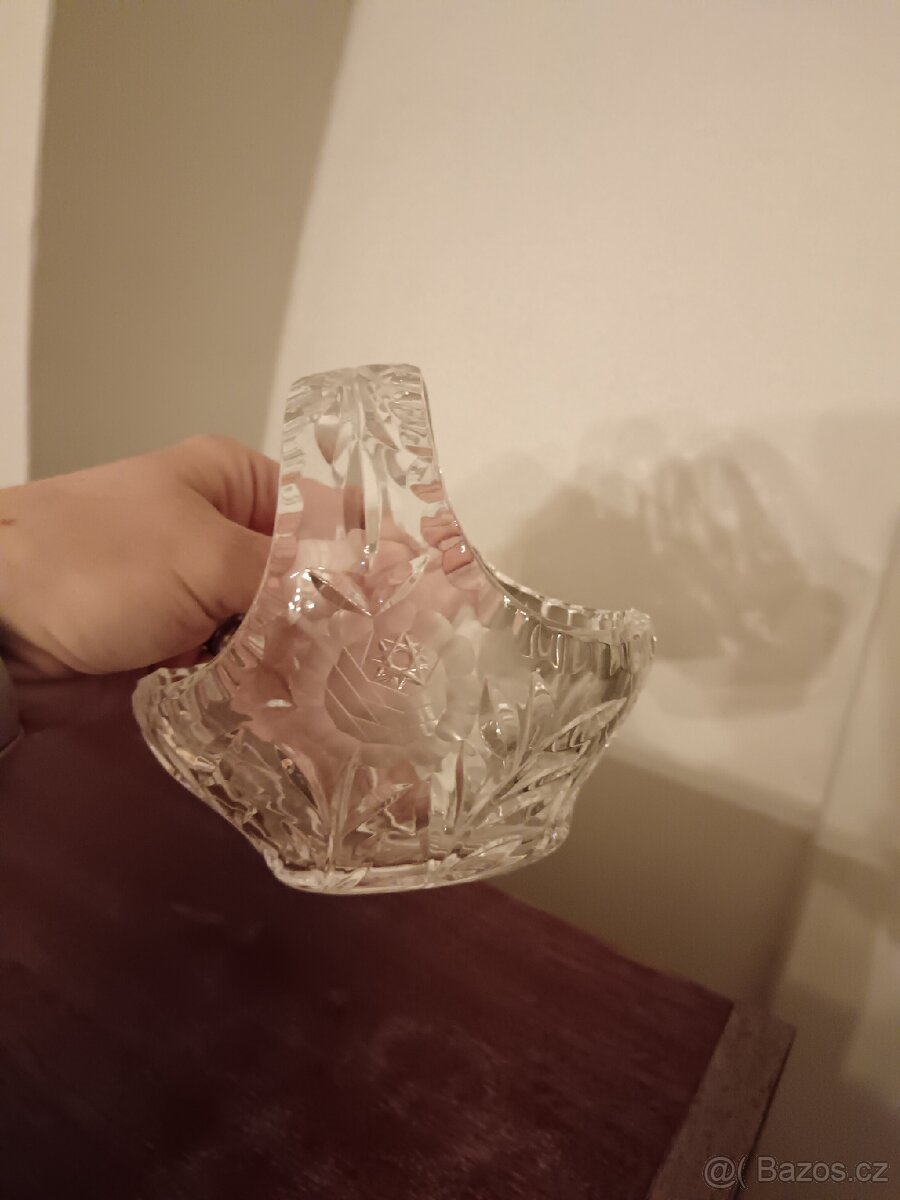 Košíček z broušeného skla