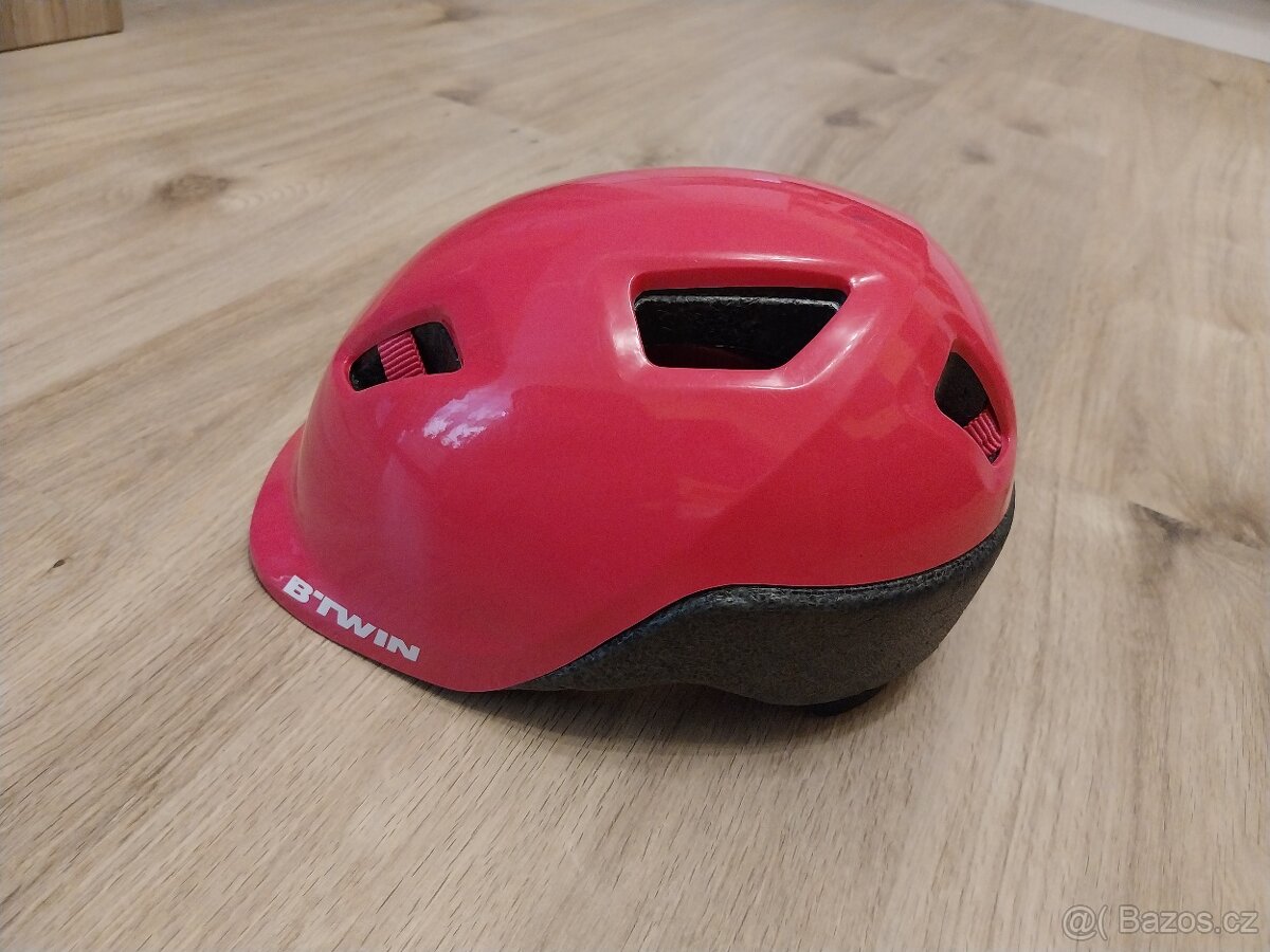 Dětská přilba značky BTWIN