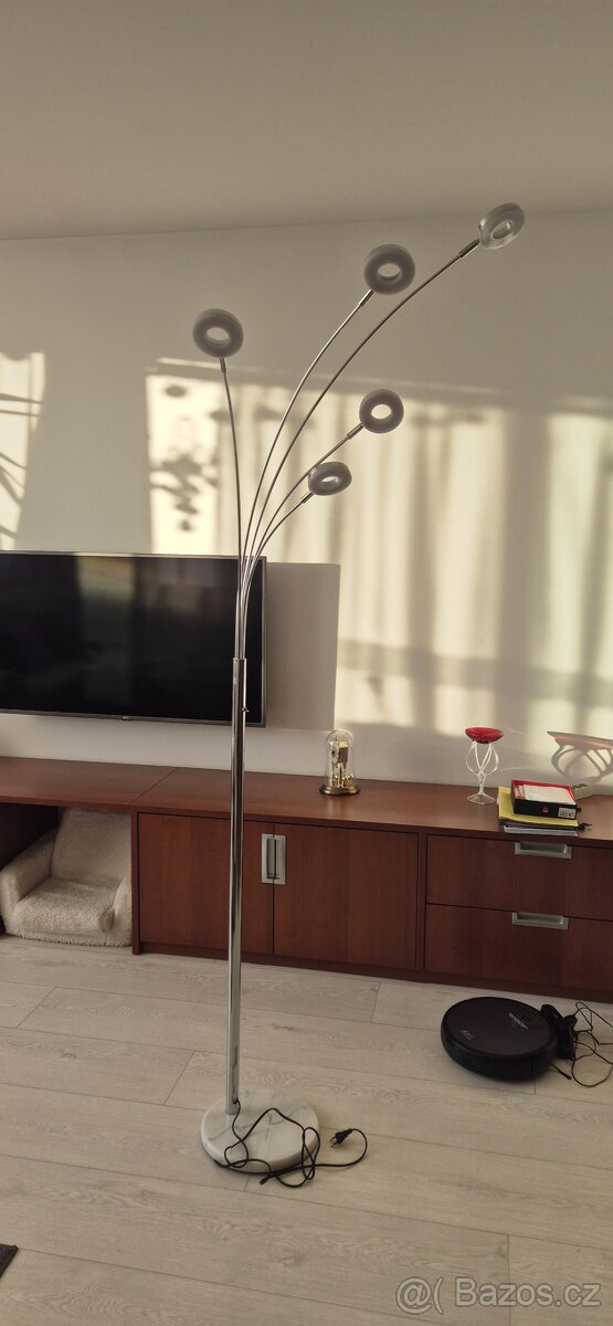Stojací lampa
