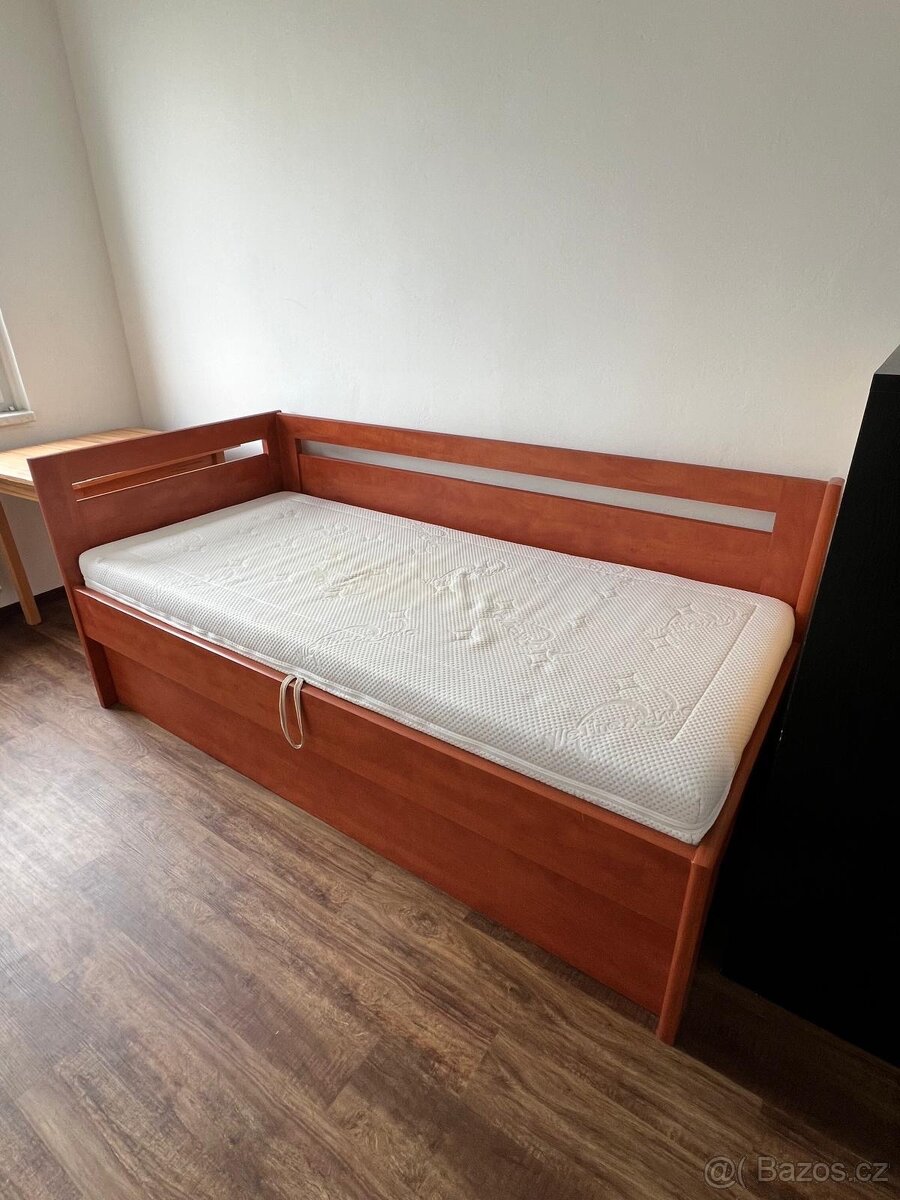 Dřevěná postel + matrace