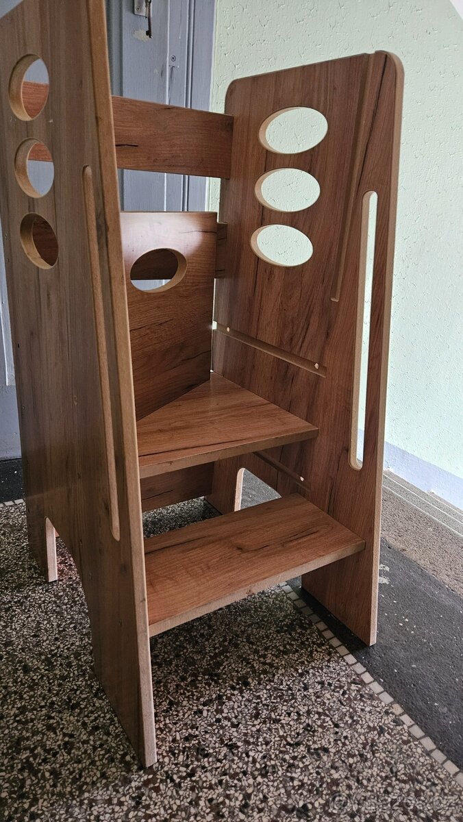 Roztouci věž pro deti kuchyňský pomocník