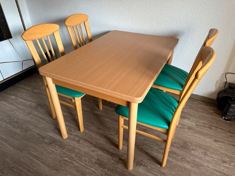 Jídelní stůl rozkládací a 4 židle - masivní dřevo