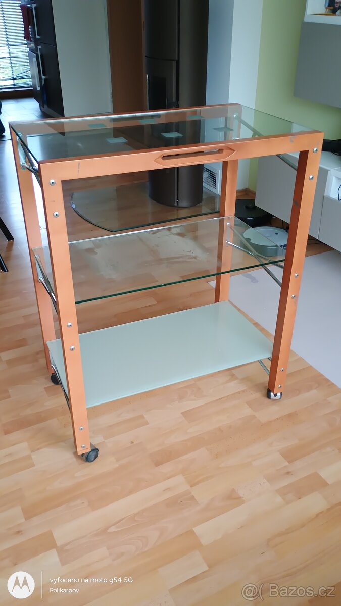 Designový servírovací stolek na kolečkách