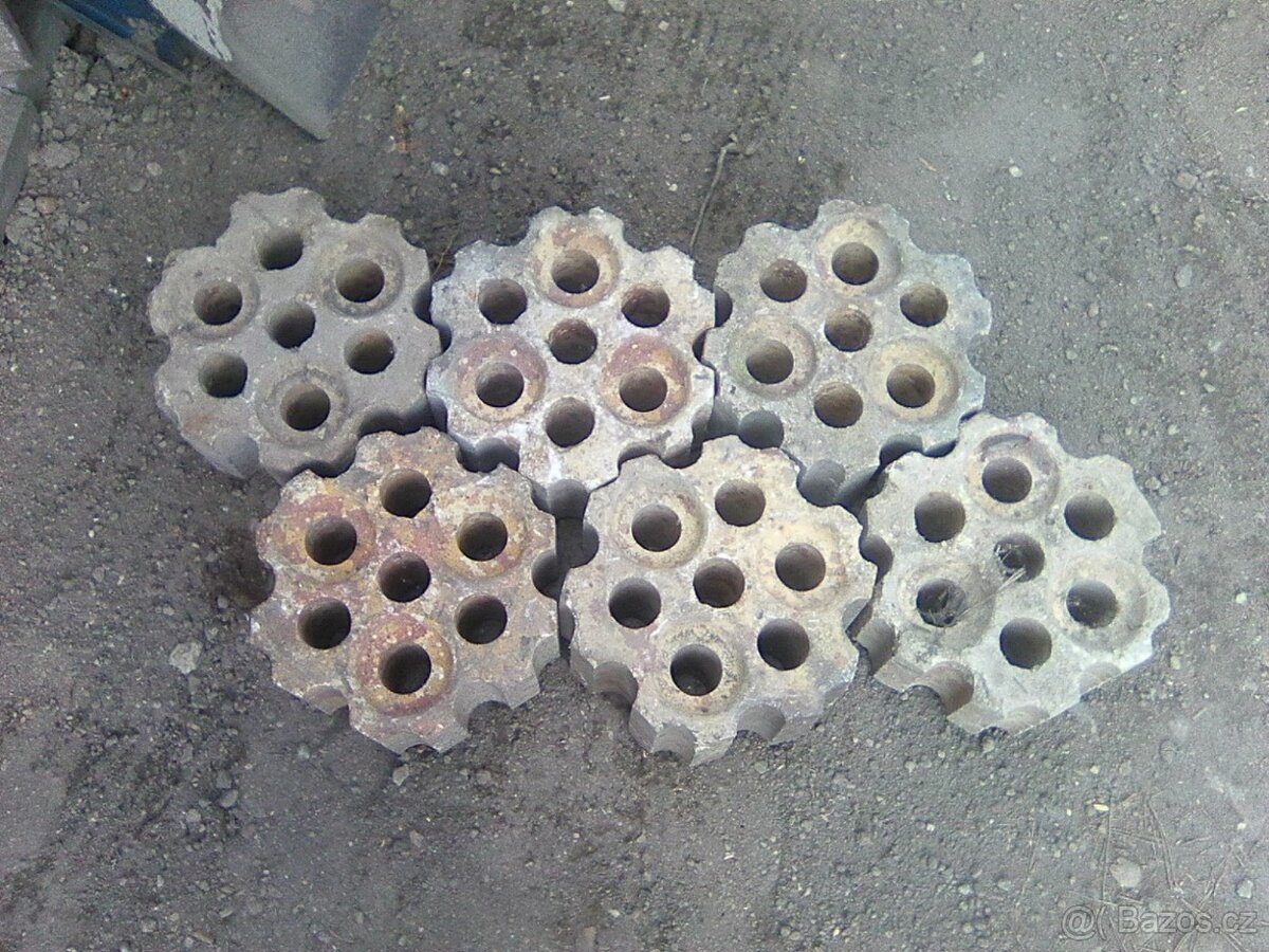 dlažba nebo zatravňovací dlažba