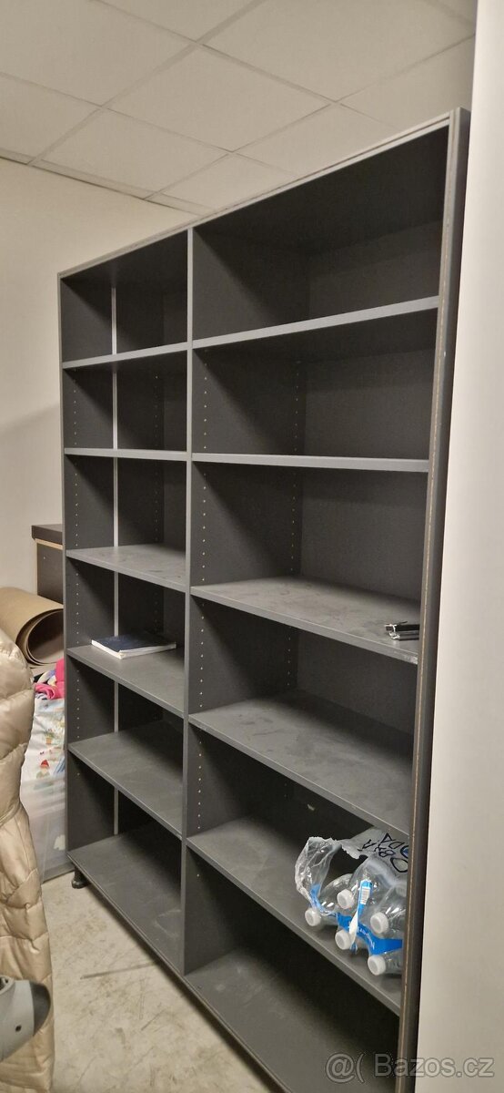 Skříň, nebo knihovna