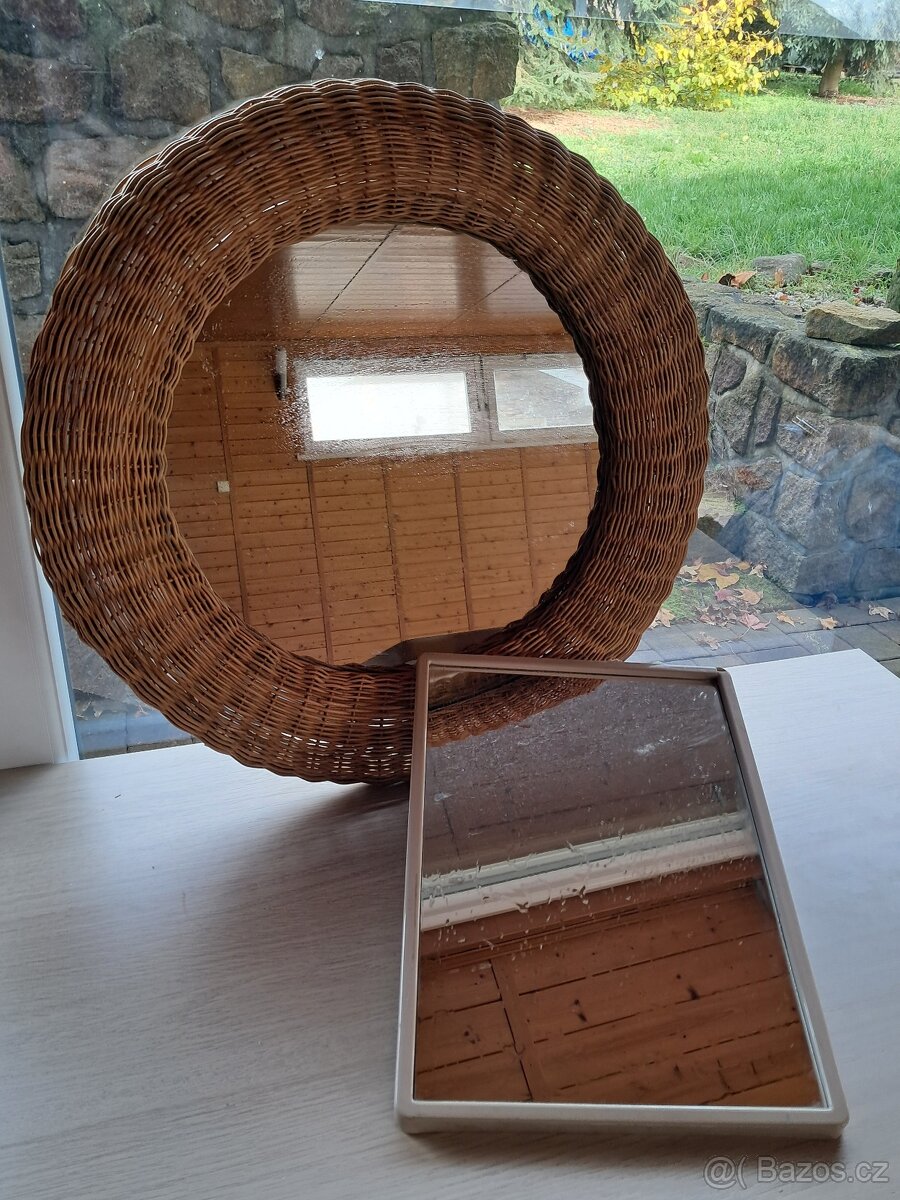 Ratanové zrcadlo a malé zrcadlo do koupelny