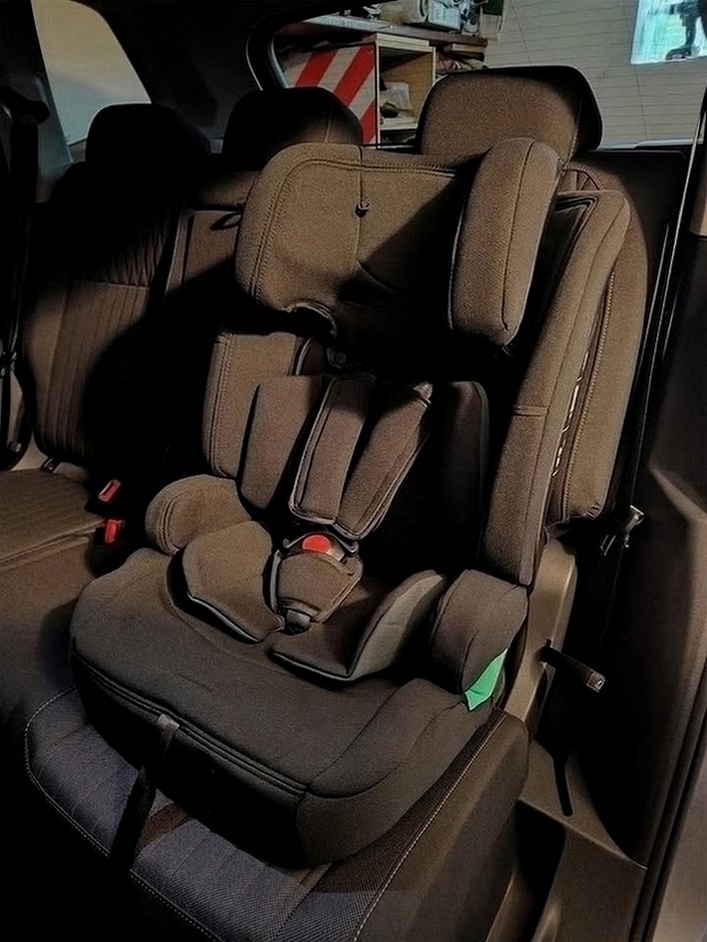 Nová dětská autosedačka s isofixem  pro děti s výškou od 76