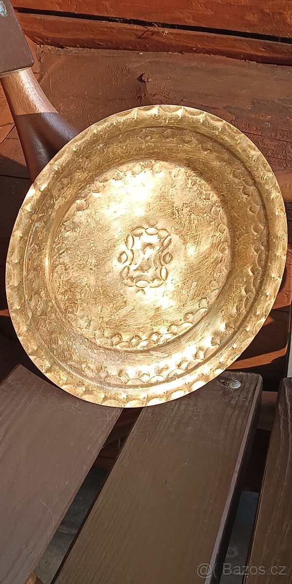 Kořistní mosazný ručně tepaný talíř z 2sv. války, TOP
