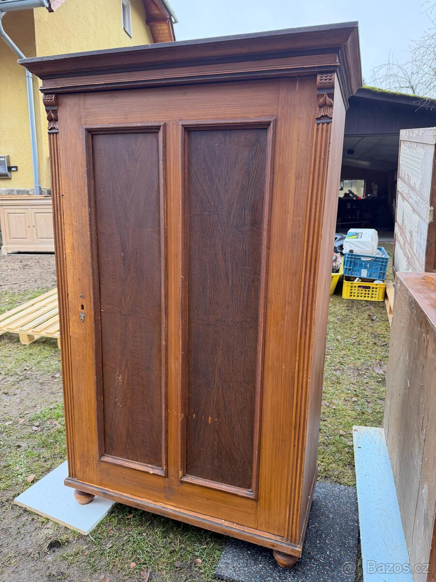 Starožitná skříň z dřevěného masivu