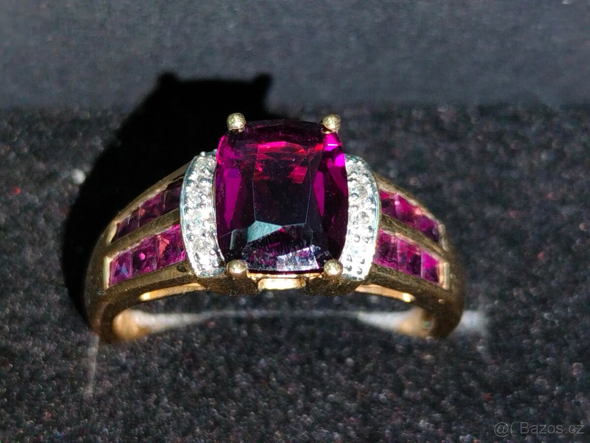 Zlaty honosný prsten Diamanty a vinovy granat .Rozmer 60