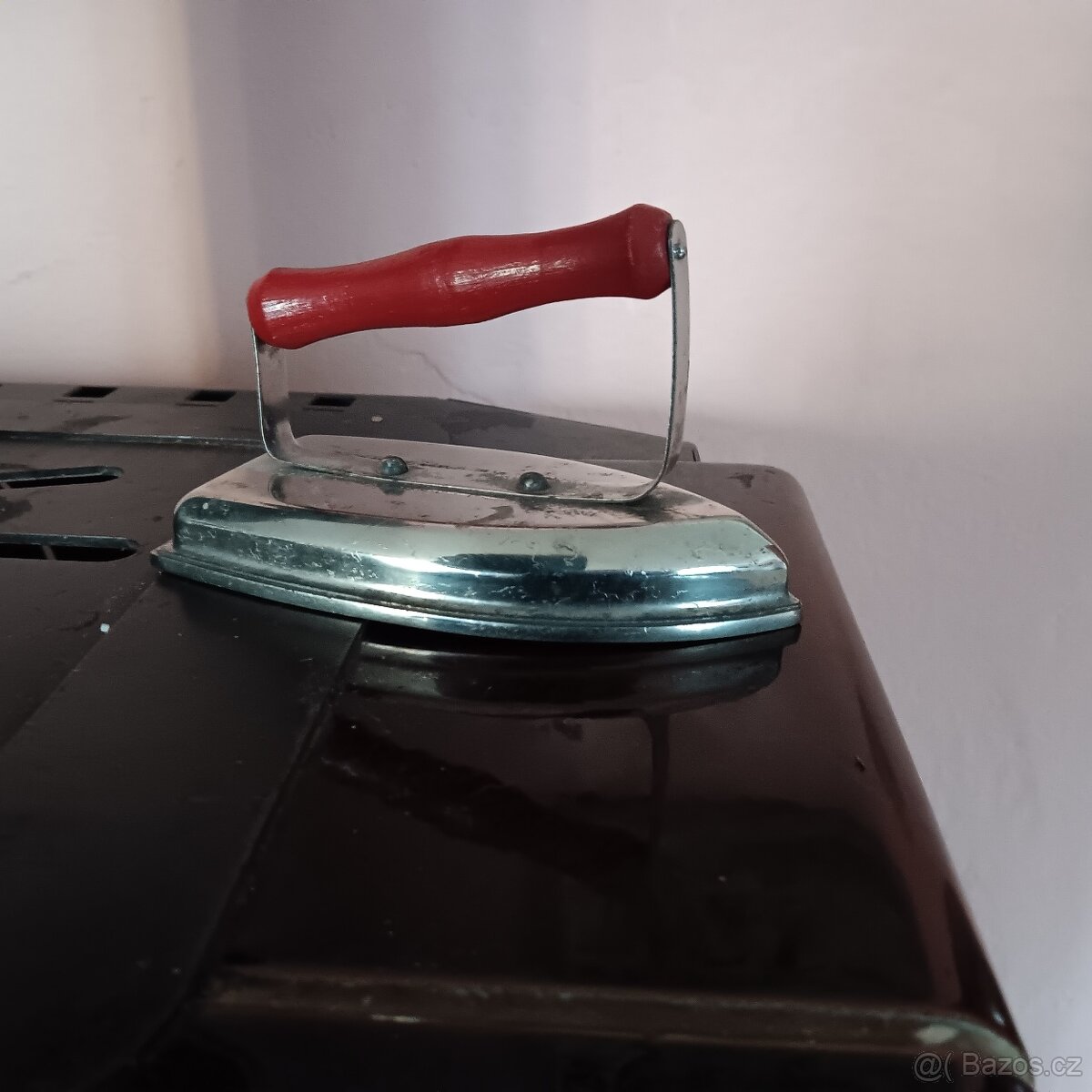 Retro dětská hračka žehlička