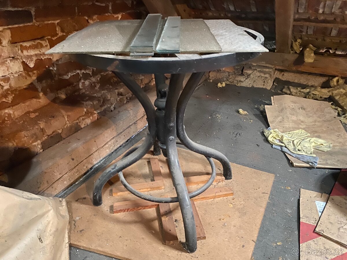 Starý stolek pavouk