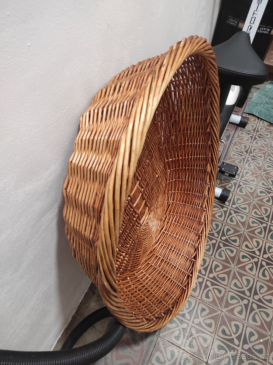 Proutěný koš, pelíšek pro psa