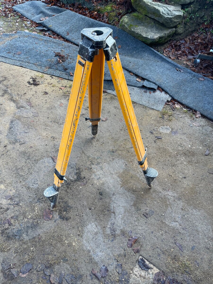 Nivelák rotační laser trojnožka