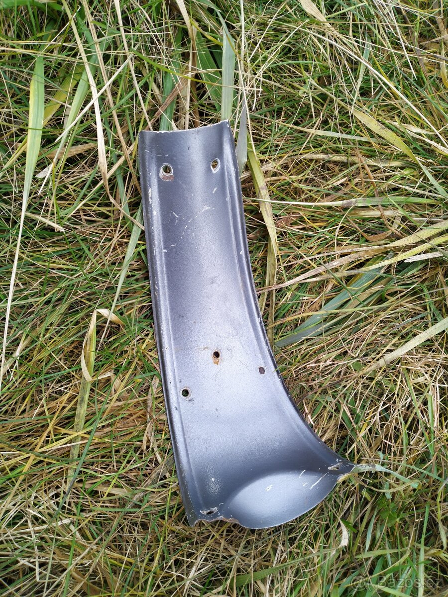 Podsedlové plechy středový díl