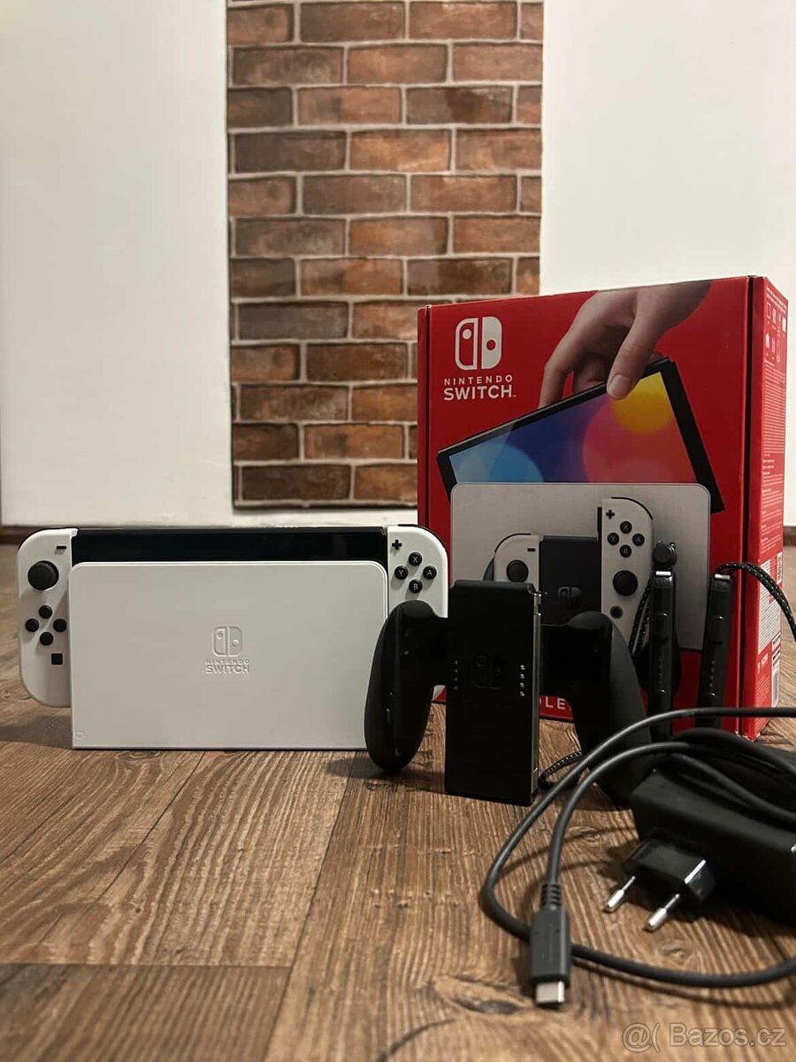 Nintendo Switch OLED + 3 hry a příslušenství